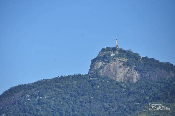 O Corcovado e o céu azul nos dão as boas vindas ao Rio de Janeiro